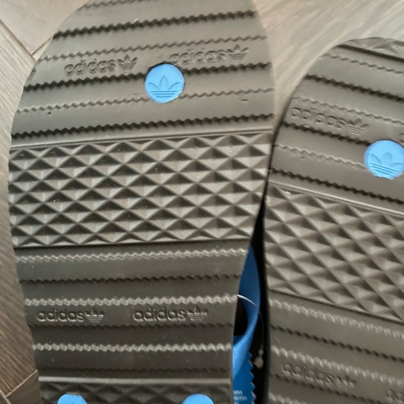 NWT Men's Adidas Originals Flip Flops - Picture 3 of 4